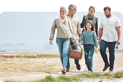 Famille marche en nature